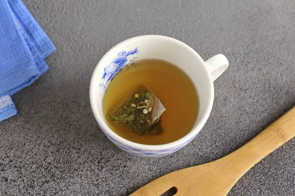 緑茶スムージーベースを醸造します お気に入りのティーバッグやティーバッグを使うことができます — ストック写真