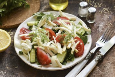 Salatamıza baharatlı bir dokunuş ekleyecek olan peynirdir. Chechil salatasını deneyin, beğeneceğinize eminim! Afiyet olsun.!