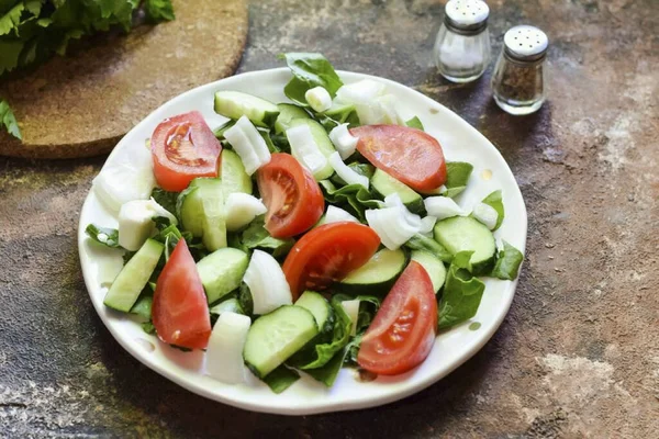 Soğanı ince ince doğra ve salataya ekle..