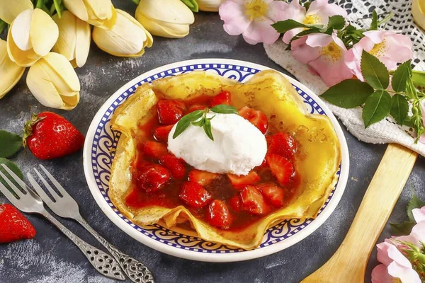 Cuchara Una Cucharada Helado Decorar Gusto Servir Postre Mientras Caramelo — Foto de Stock