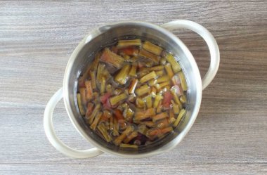 Rhubarb 'ı sıcak şuruba batır. Örtün ve gece boyunca ıslanın..