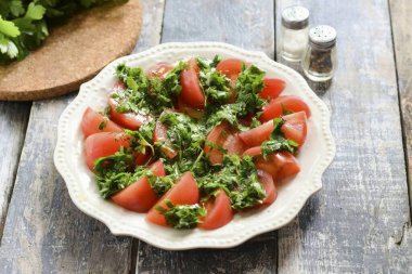 Sargıyı domateslerin üstüne koy. Daha önce 20-30 dakika soğukta ısrar ettikten sonra aperatifleri masaya servis edin..