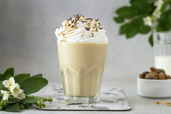 Despeje Frappuccino Copo Porção Topo Com Uma Camada Chantilly Broca — Fotografia de Stock