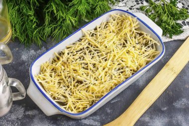 Pişirme kabını sebze yağıyla yağlayın ve yumurta ile yosun karışımını içine boşaltın. Yüzeyi düzleştir. Sert peyniri ince bir ızgara rendesiyle rendele ve üzerine serp. Fırını 180 dereceye kadar ısıt ve tabağı 15-20 dakika içine yerleştir..