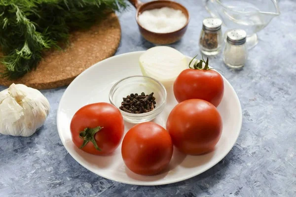 Bereiten Sie Alle Notwendigen Zutaten Für Die Herstellung Von Tomatensalat — Stockfoto