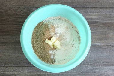 Zaman geçtikten sonra, un, tam tahıl ve buğday, kepek, tuz, maya karışımına tereyağı ekle..