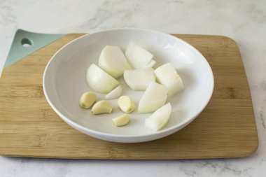 Soğanları soy, dilimle, sarımsağı da soy..