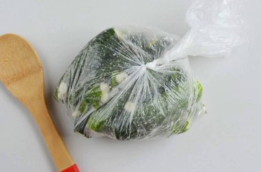 Torbayı bağla, biraz salla ve bir saat masanın üzerinde bırak..