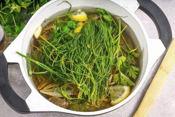 Adicione Verduras Enxaguadas Sem Cortar Adicione Folhas Louro Ferva Tudo — Fotografia de Stock