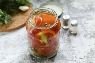 Salamurayı kavanozlara dökün ve hemen kapakları takın..