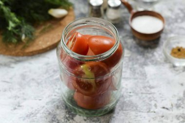 Kutuları boşluğa hazırlayın. Kabartma tozu ya da özel bir deterjanla iyice yıka, sonra kavanozları buhar üzerinde sterilize et, fırında ya da mikrodalgada, nasıl istersen. Kapakları 8-10 dakika kaynar suda kaynatın. defne yaprağı, dereotu, sarımsak koy.