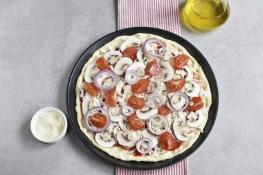 Peynirin üstüne ince dilimlenmiş mantar, dörde bölünmüş domates ve soğan halkaları koyun. Tatma mevsimi. Ama tuz tavsiye etmem. Çok fazla nem olacak.