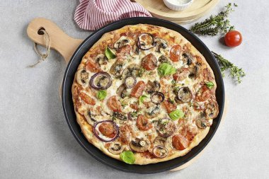 Sonra biraz daha parmesan peyniri serpin, biraz daha zeytinyağı serpin, mümkünse taze fesleğenle süsleyin. Ve servis et, çabuk, sıcakken.!