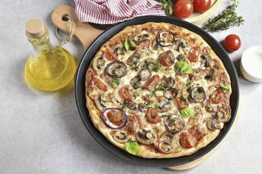 Pizza uzun ve sıkı bir şekilde diyetimize ve kalbimize girdi. İnce çıtır hamur, aromatik dolgu ve bu ince peynir! Afiyet olsun.!
