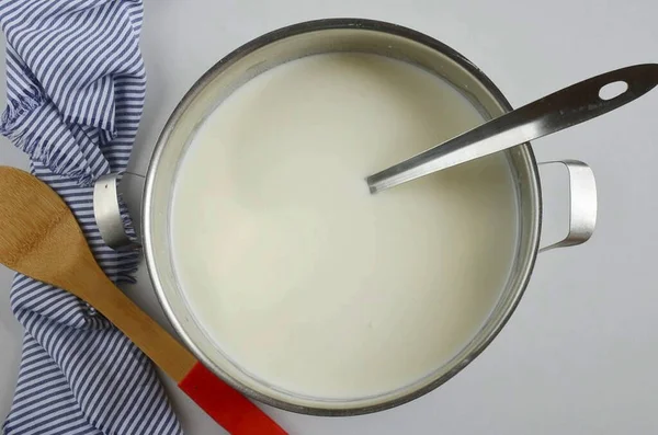 Versare Yogurt Una Casseruola Iniziare Scaldare Fuoco Basso Non Necessario — Foto Stock