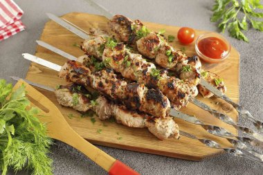Sebzeli ve çeşitli soslu kebap servis et. Sevdikleriniz çabalarınızı kesinlikle takdir edecektir! Afiyet olsun.!