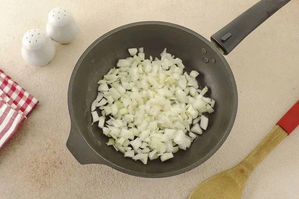 Scaldare Olio Una Padella Aggiungere Cipolla Dadini — Foto Stock