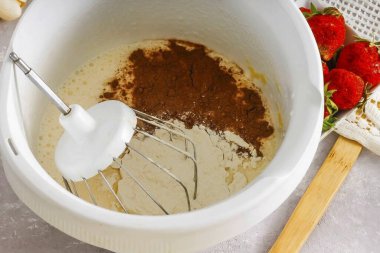 Buğday unu ve kakao tozu ekle. Bisküvinin rengi doğrudan kakaonun rengine bağlı olacak. İsteğe bağlı olarak 0.5 tsp ekleyebilirsiniz. Kabartma tozu böylece bisküvi kabartma sırasında havalanır..