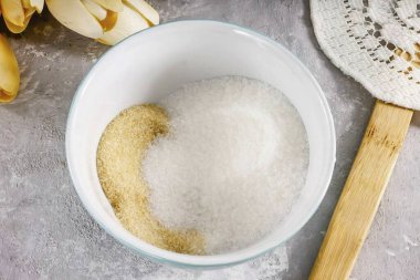 Şu anda, jelatin ve 50 gram şeker ve karıştırılmış suyun üzerine kaynar su dökün. 20-25 dakikalığına çık ve tekrar karıştır..