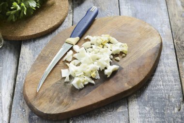 Haşlanmış tavuk yumurtası, kabuk soyma ve küçük küp kesme..