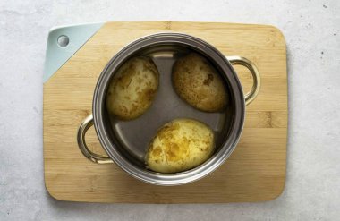 Patatesleri üniformalarında kaynatıp soğut..