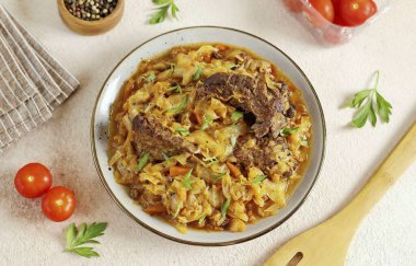Yılın herhangi bir zamanında masayı süsleyecek çok lezzetli bir yemek. Tek başına ya da meze ile servis edebilirsin. Patates püresi veya haşlanmış pirinç idealdir. Denesene! Afiyet olsun.!