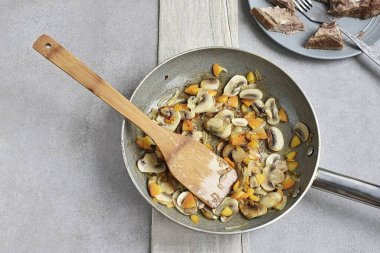 Dilimlenmiş mantarları ekleyin ve hafifçe sotlayın.