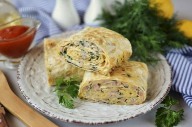 Ekmeği birkaç dakikalığına kapağın altına bırakıyorum, gerçekten buharlı ve yumuşak seviyorum. 2-3 parçaya böl ve bir fincan çay ya da kahveyle servis yap. Afiyet olsun!