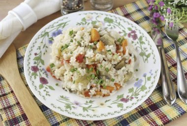 Pilavlı patlıcan hazır. Sıcak servis. Bu yemek hem yetişkinler hem de çocuklar için mükemmel..