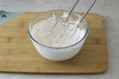 Kremayı çırpın. Katmanları karıştırmadan içmek adettendir..