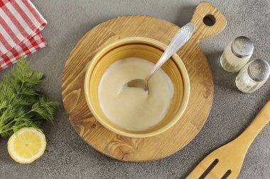 Salamura için ekşi krema ve mayonezi karıştırın..