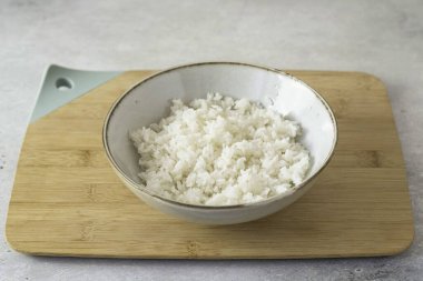 Pirinci derin bir kaseye aktarın..