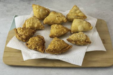 Fazla yağı emmek için köfteleri kağıt havluya koy..