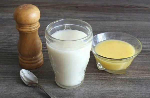 Das Fertige Gelee Mit Salz Oder Honig Abschmecken — Stockfoto