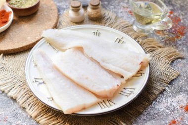 Dondurucudan pollock filetosunu çıkar, buzu erit..