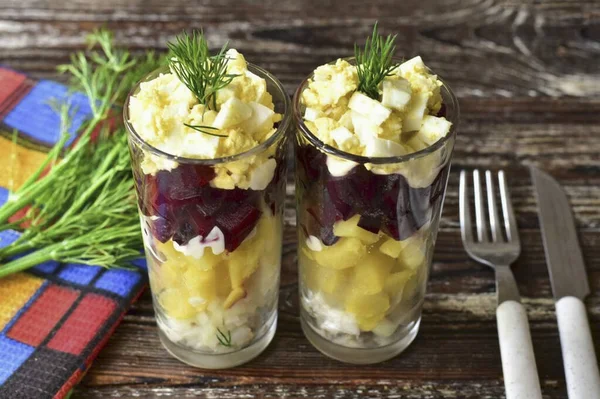 Ensalada Arenque Bajo Abrigo Piel Las Copas Preparada Arenque Bajo —  Fotos de Stock