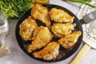 Sonra diğer tarafa dön, 5-6 dakika kızart ve kabı kapakla kapat, ama tamamen değil, böylece et içeride buharlaşır..