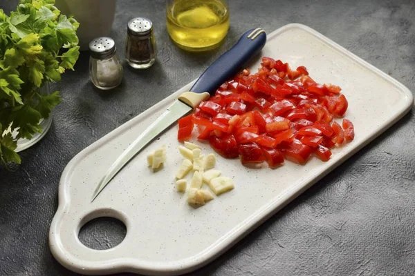 Tagliare Peperoni Piccoli Pezzi Tritare Finemente Aglio — Foto Stock