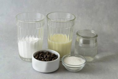 Vanilyalı Raf yapmak için gerekli tüm malzemeleri hazırlayın..