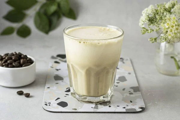 Pour Whipped Cream Milk Vanilla Raff Ready — Stock Photo, Image