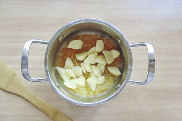 刻んだジャガイモと水を追加します ほとんど調理されるまで野菜を調理 — ストック写真