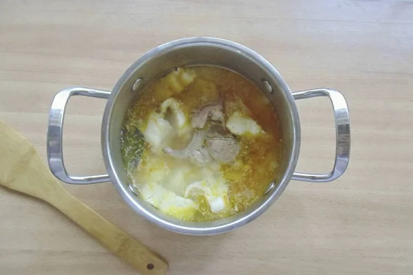 用最低的热煮10 15分钟的鱼汤 — 图库照片