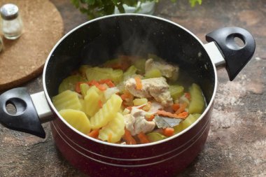 30 dakika patates haşla, üstü örtülü olsun. Bitmiş yemeğin tadına bak ve tadını ayarla, sonra servis et..