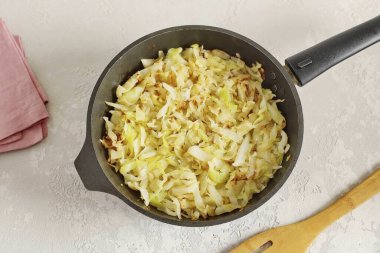 Kaynat, ara sıra karıştır, ta ki yumuşayana kadar. Son olarak, lahana tuzu tatmak için. Lahana çok fazla meyve suyu ürettiyse sıvı tamamen buharlaşana kadar kevgir ya da kaynatın..