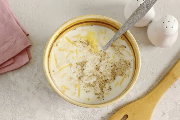 Yumurtaları Ayrı Ayrı Çırpın Krema Ekleyin Rendelenmiş Peynir Biraz Üste — Stok fotoğraf
