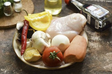 Çin Ekşi Çorbası yapmak için gereken tüm malzemeleri hazırlayın..