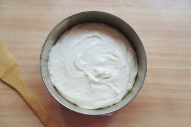 Hamuru pişirme kağıdıyla birlikte bir tencereye koy..