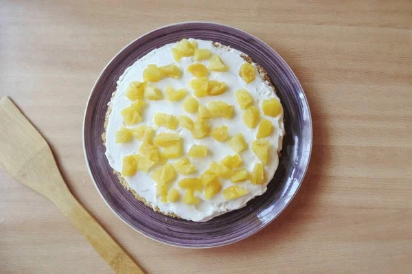 Die Scheiben Geschnittene Ananas Auf Die Sahne Legen — Stockfoto