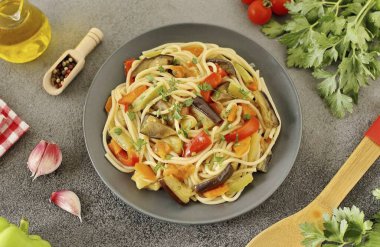 Tabakları tabağa yerleştir ve rendelenmiş peynir veya otlarla servis et. Lezzetli ve akşam yemeği ya da öğle yemeği için servis edilebilen yemeği hazırlamak oldukça kolay. Sonuç mükemmeldir! Bir denesene! Afiyet olsun.!