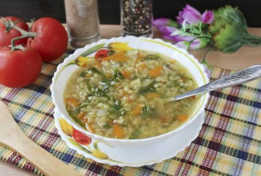 Yunan mercimek çorbası hazır. Çorba kalın, sağlıklı ve lezzetli! Öğle yemeği için servis yap. Yemek basit, doyurucu, sağlıklı ve çok lezzetli. Not al.!